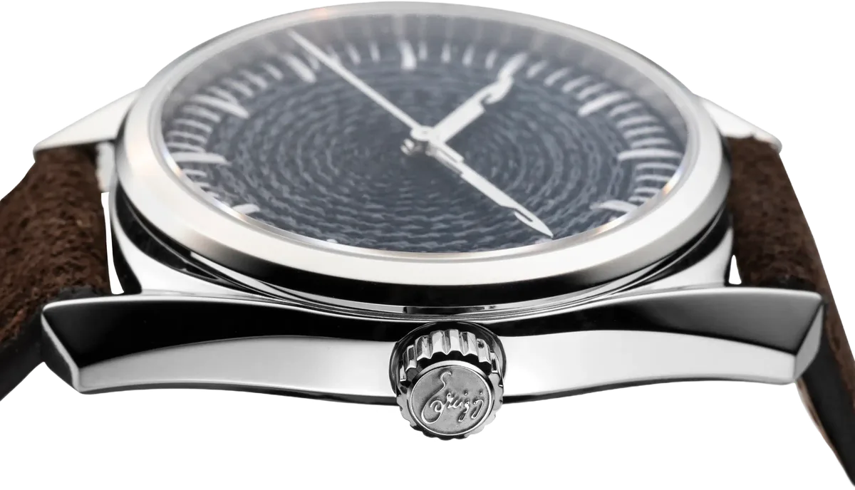 Polished steel case with sandblasted flanks and an engraved crown